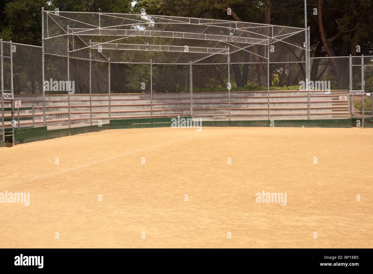 Un campo de béisbol, también llamado campo de una pelota de béisbol o un diamante, es el campo en el que el juego de béisbol es jugado. Foto de stock