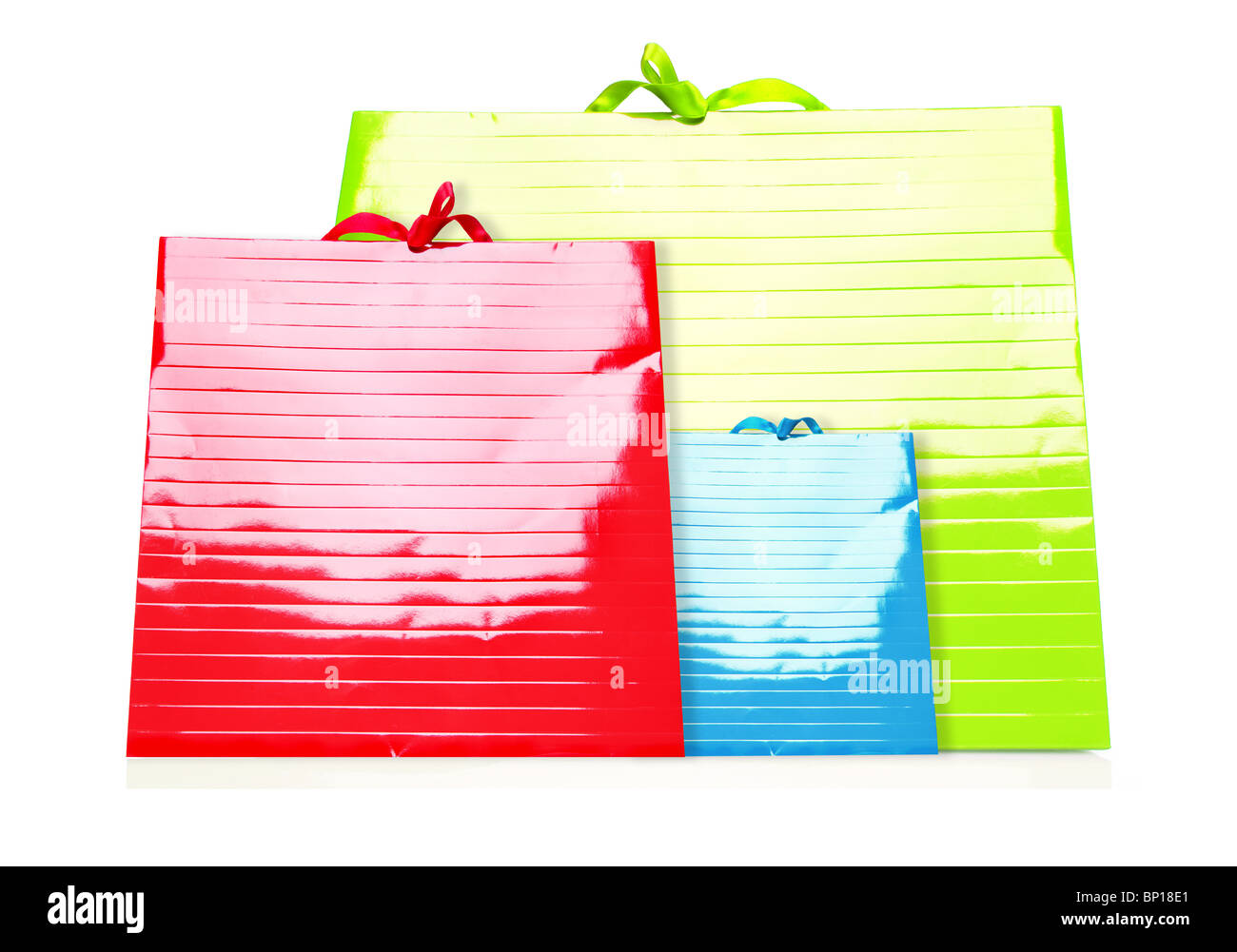 Coloridas tiendas bolsos aislado en blanco Foto de stock