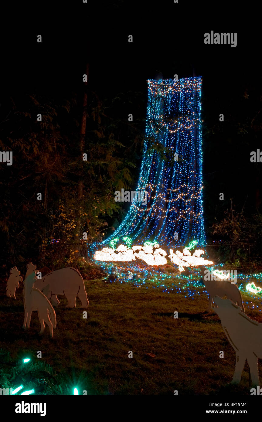 Cascada de azul y verde, luces de Navidad para representar una cascada, con  estatuas de animales de lobo aullando en primer plano Fotografía de stock -  Alamy