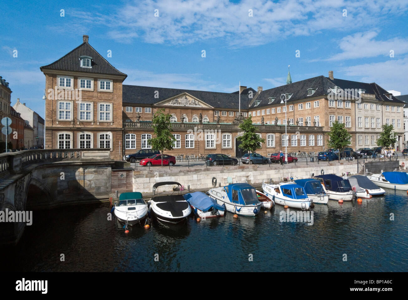 El Danish Nationalmuseet (Museo Nacional) en Copenhague por el Canal Frederiksholm Foto de stock