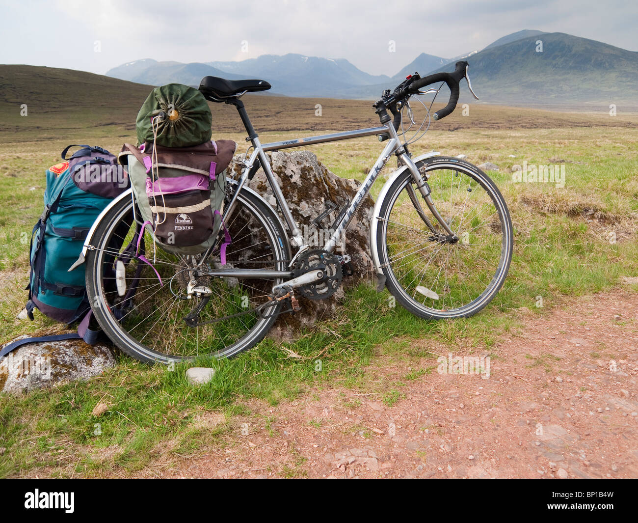 Bicicletas y equipo de camping, Ben Alder, Escocia Foto de stock