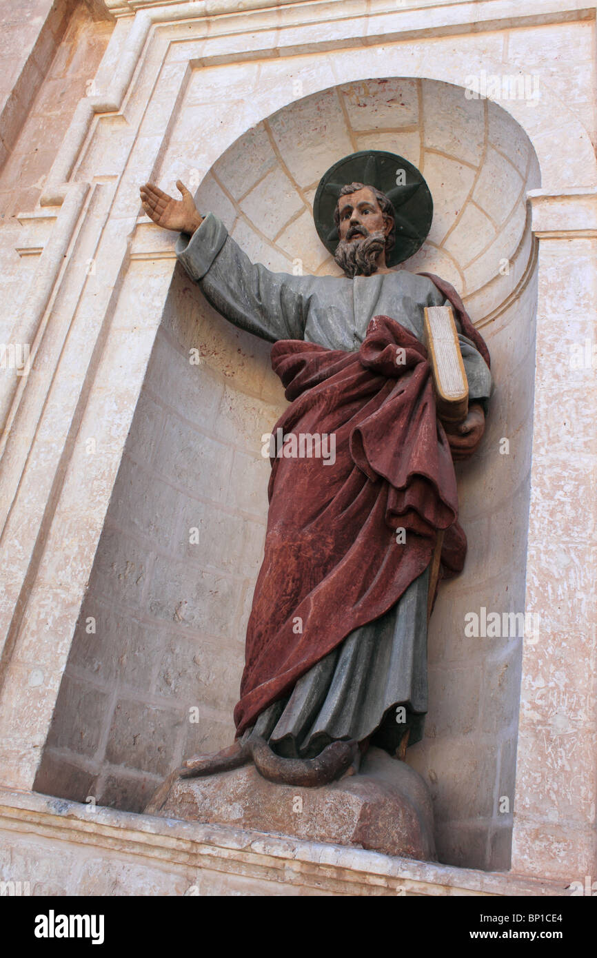 Pintado de la estatua de San Pablo en el exterior de la Iglesia de Nuestra Señora de Mellieħa, el Santuario, Mellieħa, Malta, el Mediterráneo, Europa Foto de stock