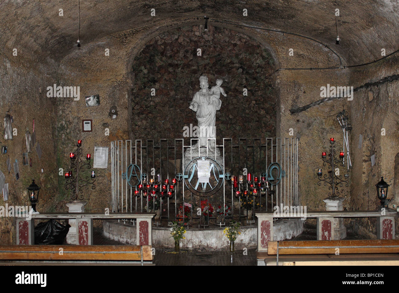 Gruta de la Virgen, una capilla con Madonna y primavera dice que tiene poderes curativos, Mellieħa, Malta, el Mediterráneo, Europa Foto de stock