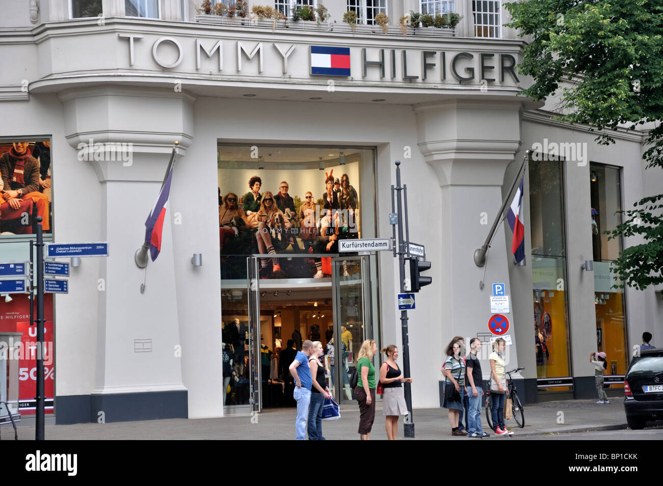 Tommy Hilfiger tienda en Kurfurstendamm Berlin Alemania en julio de 2010  Fotografía de stock - Alamy