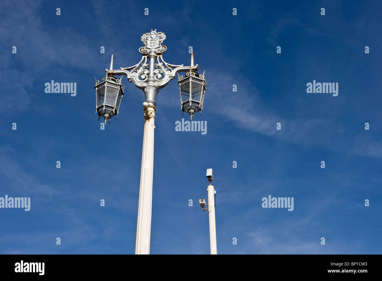 Ornamentadas lámparas de calle; las luces de la calle contra un cielo azul de verano a lo largo de Brighton, frente al mar. Foto de stock
