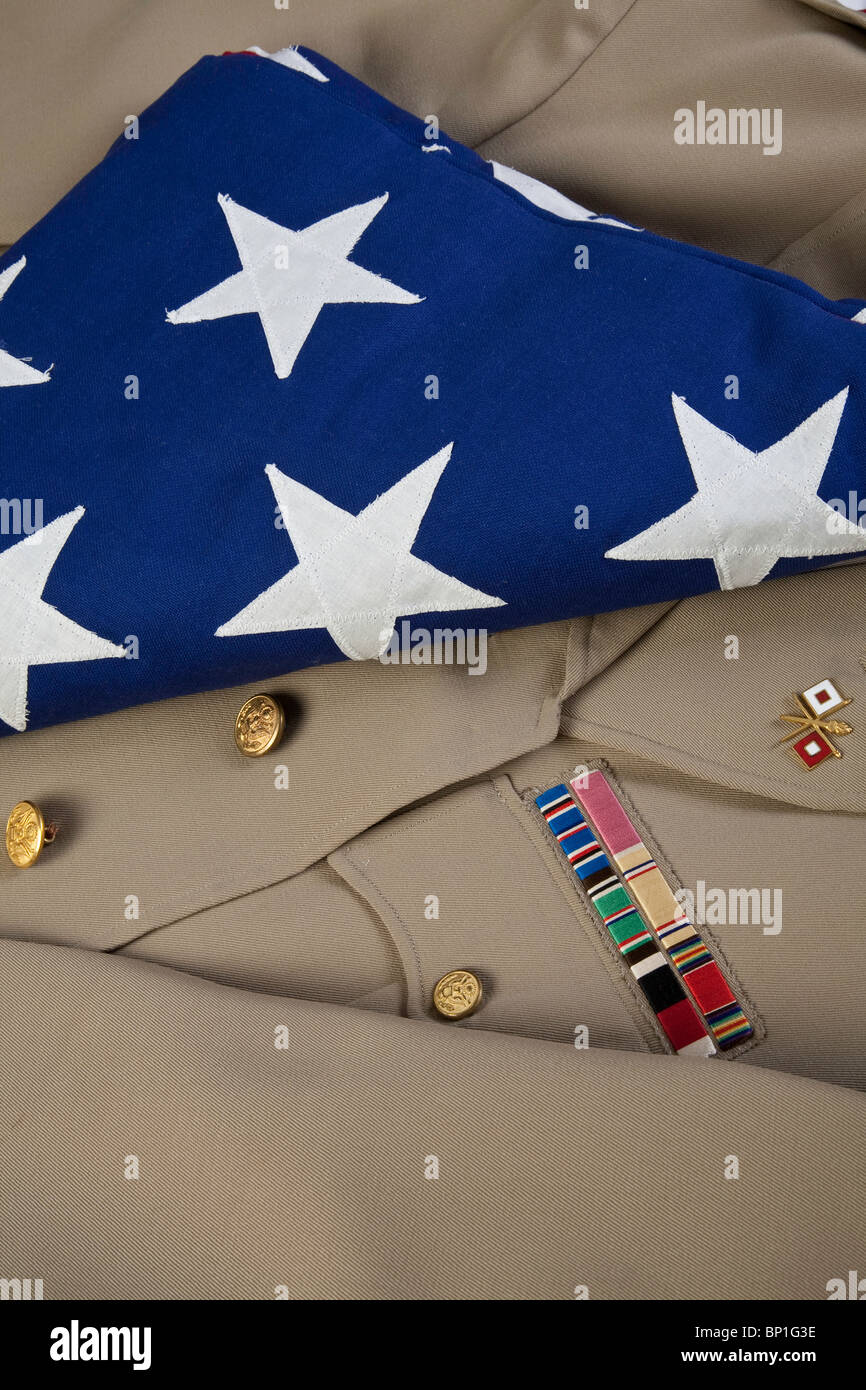 Veteran's bandera doblada en su uniforme de la Segunda Guerra Mundial Foto de stock