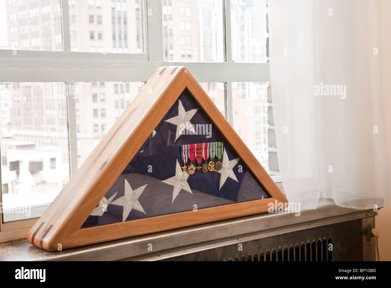 'Bandera doblada del veterano en caso de medallas WW2' Foto de stock