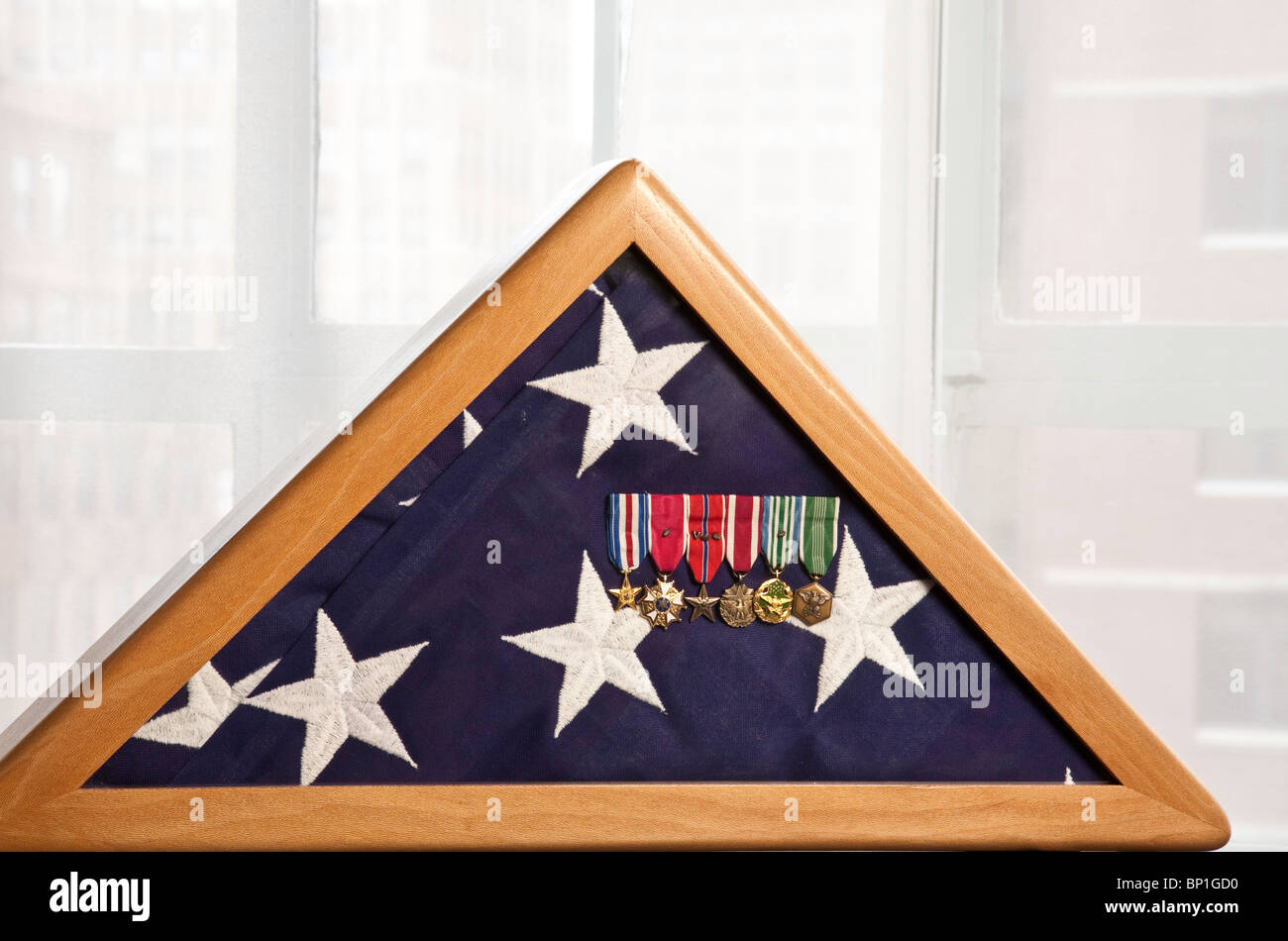 'Bandera doblada del veterano en caso de medallas WW2' Foto de stock