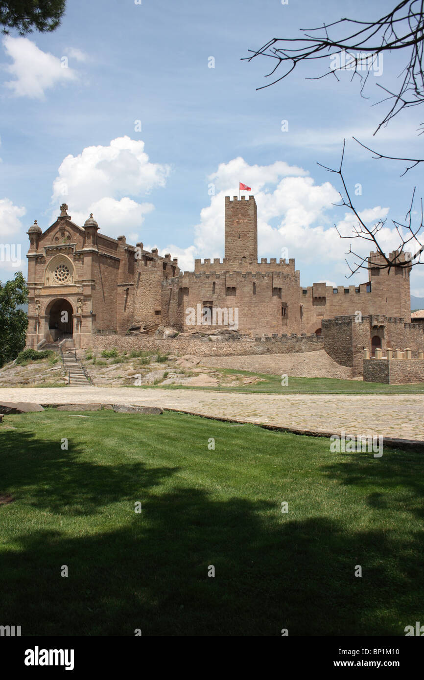 El castillo de la cima de la colina, el Castillo de Javier / Xabier, cerca de Sanguesa, Navarra, España Foto de stock