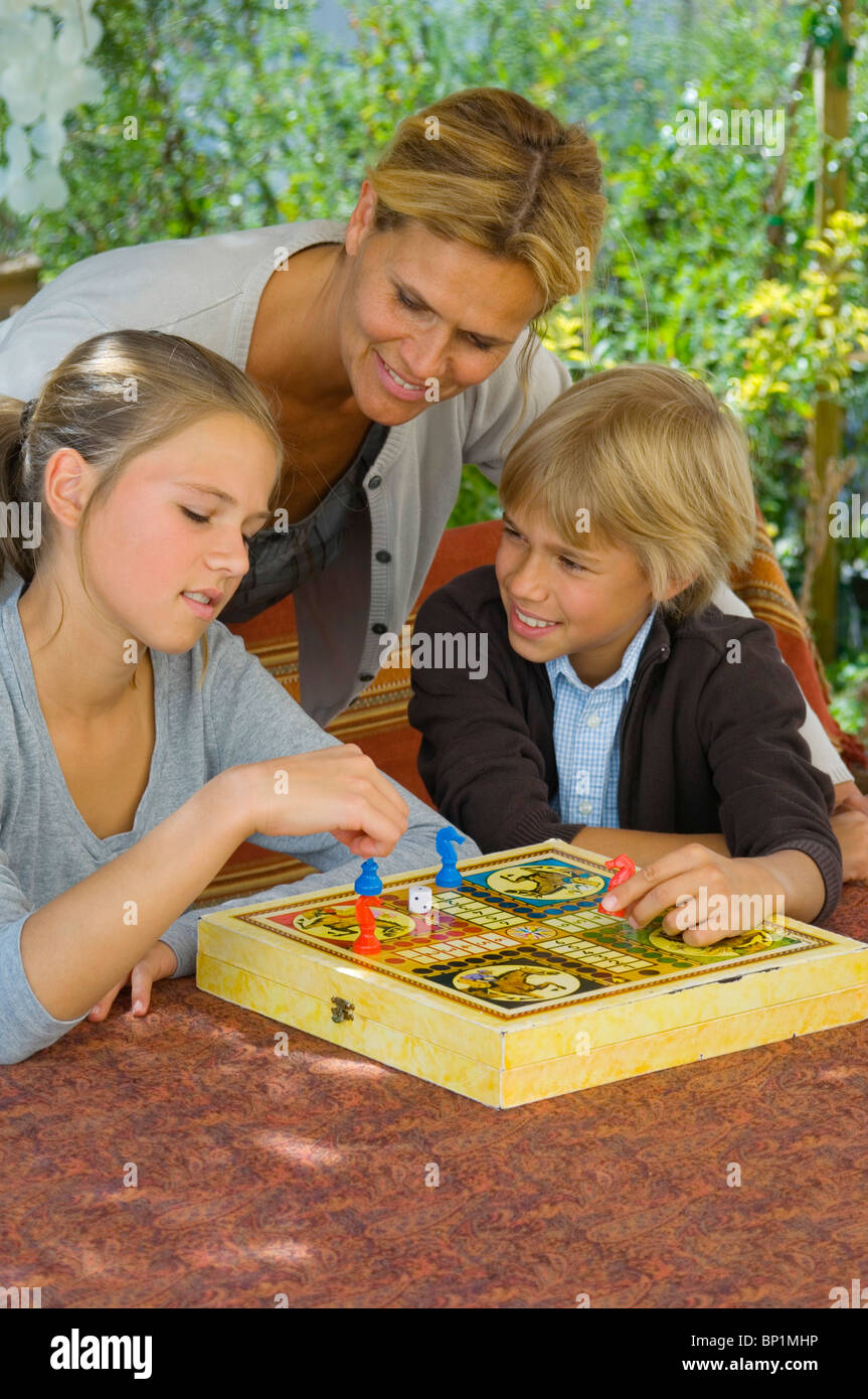 Familia Jugar Ludo Fotografia De Stock Alamy