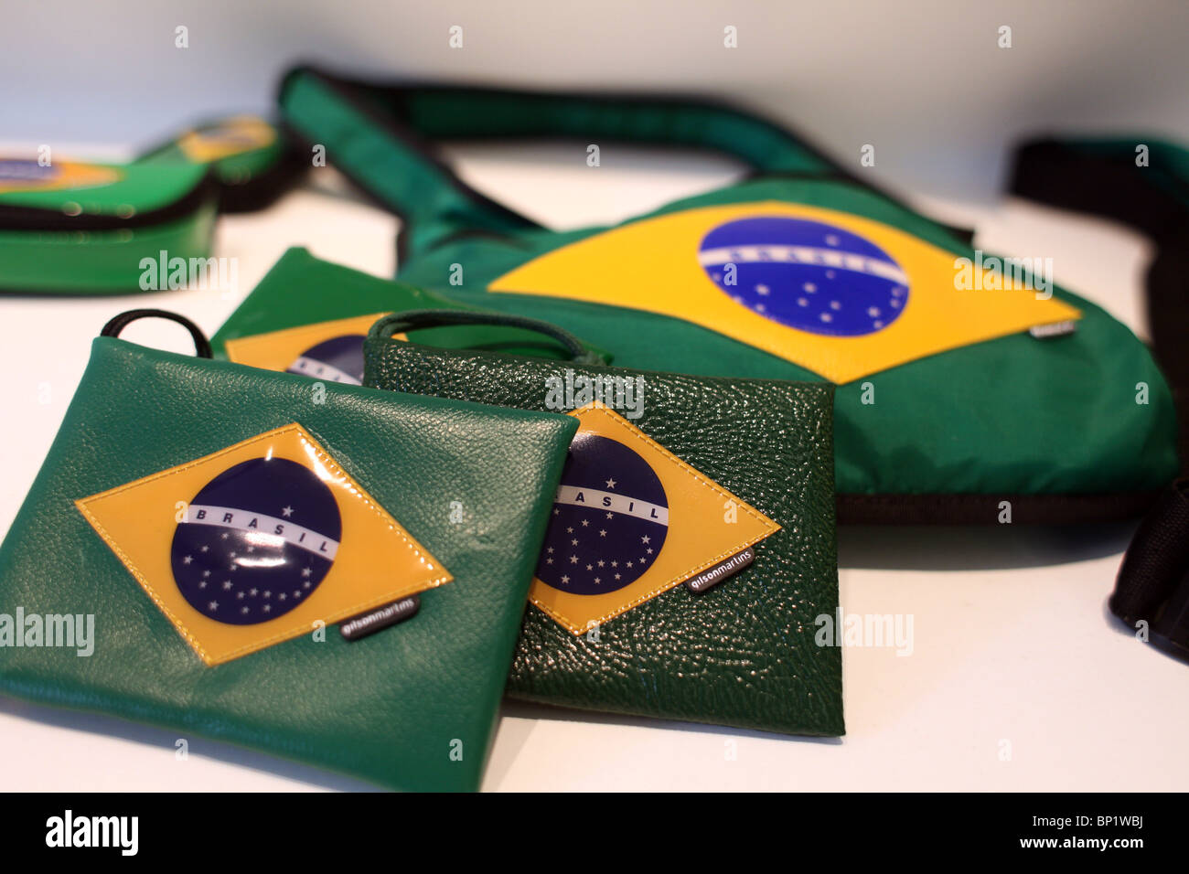 Gilson Martin bolsos y carteras con el amarillo y verde de la bandera y el emblema de Brasil. Río de Janeiro, Brasil Foto de stock