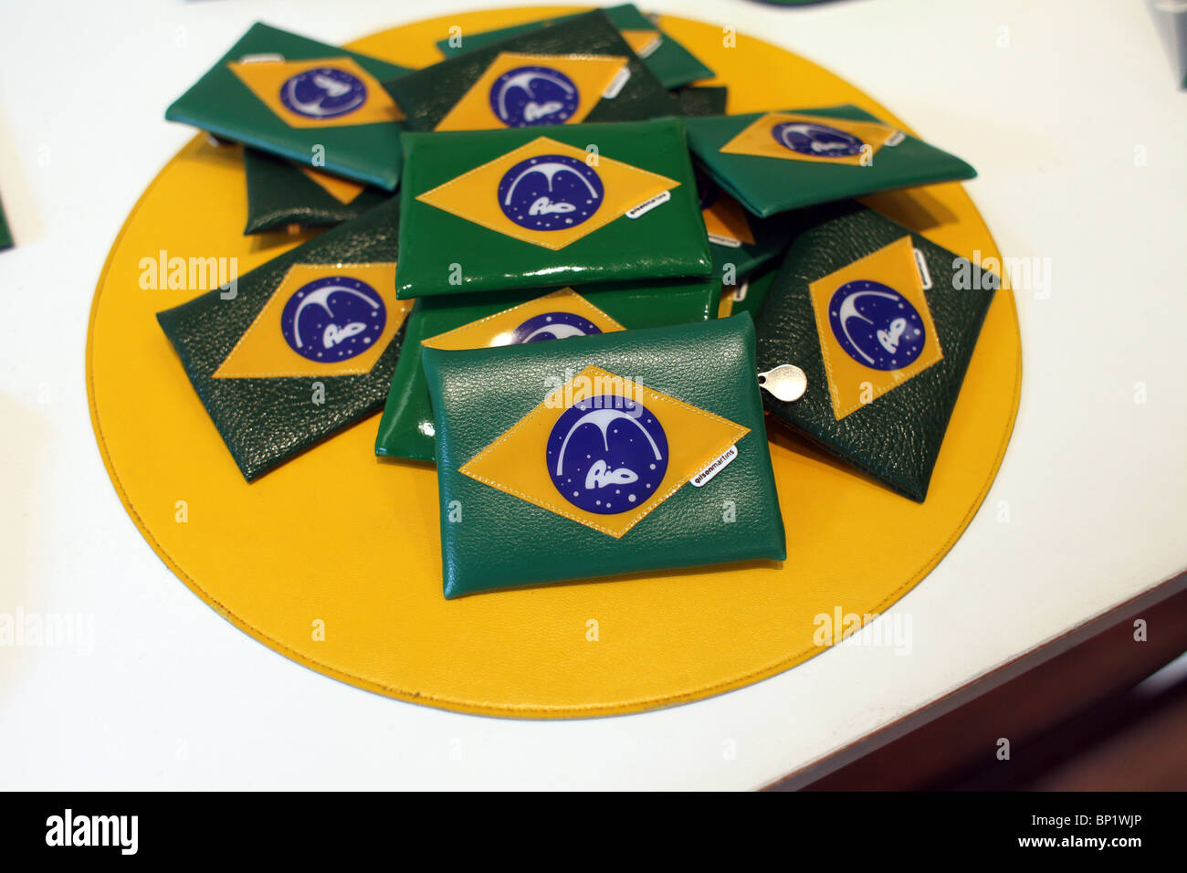 Gilson Martin bolsos y carteras con el amarillo y verde de la bandera y el emblema de Brasil. Río de Janeiro, Brasil Foto de stock