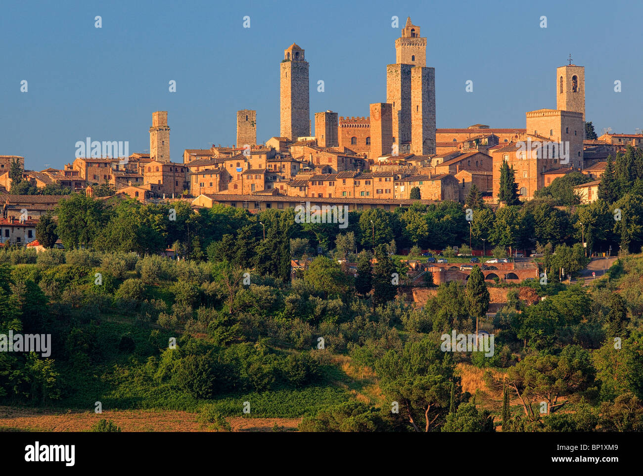 San Gimignano es una pequeña ciudad medieval de la colina en la Toscana, Italia Foto de stock