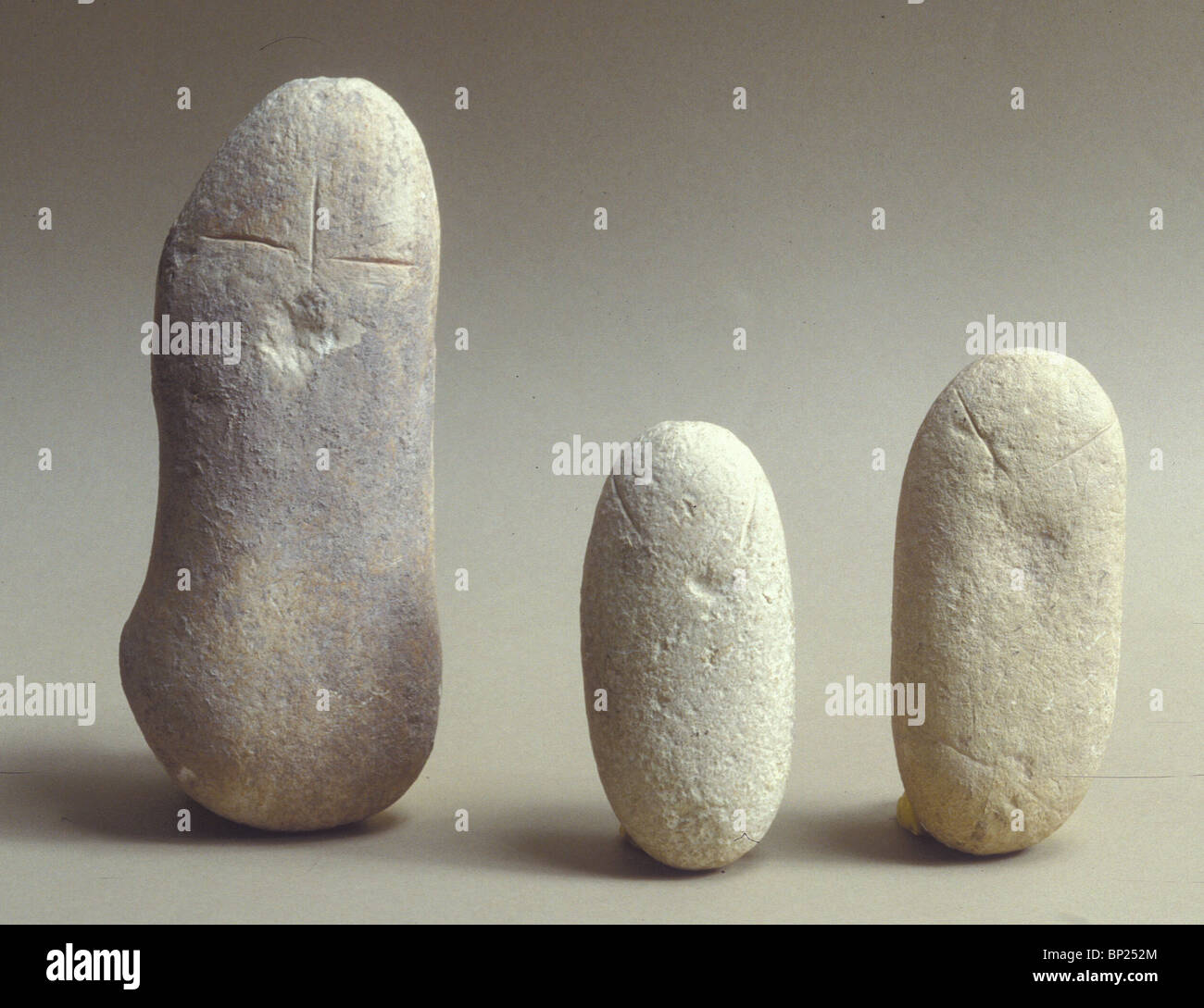 Derechos semejantes imágenes rayado en piedra caliza encontrado guijarros SHAAR HA'Golán (norte del valle del Jordán) NEOLÍTICO; C. 8ª Foto de stock