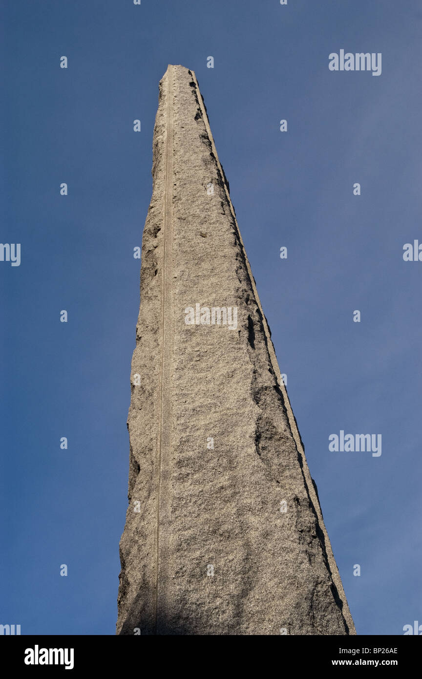Obelisco de granito gris, dedicado a los fundadores de Montreal, Place d'Youville, el casco antiguo de Montreal, Quebec, Canadá Foto de stock