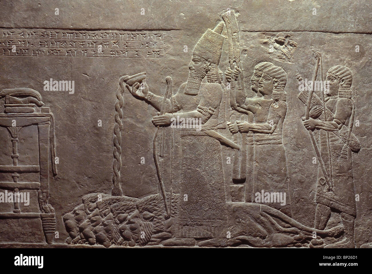 ASHURBANIPAL, rey de Asiria, 668 - 627 A.C. verter una libación sobre muertos leones, delante de una mesa de ofrendas de incienso Y STAND Foto de stock