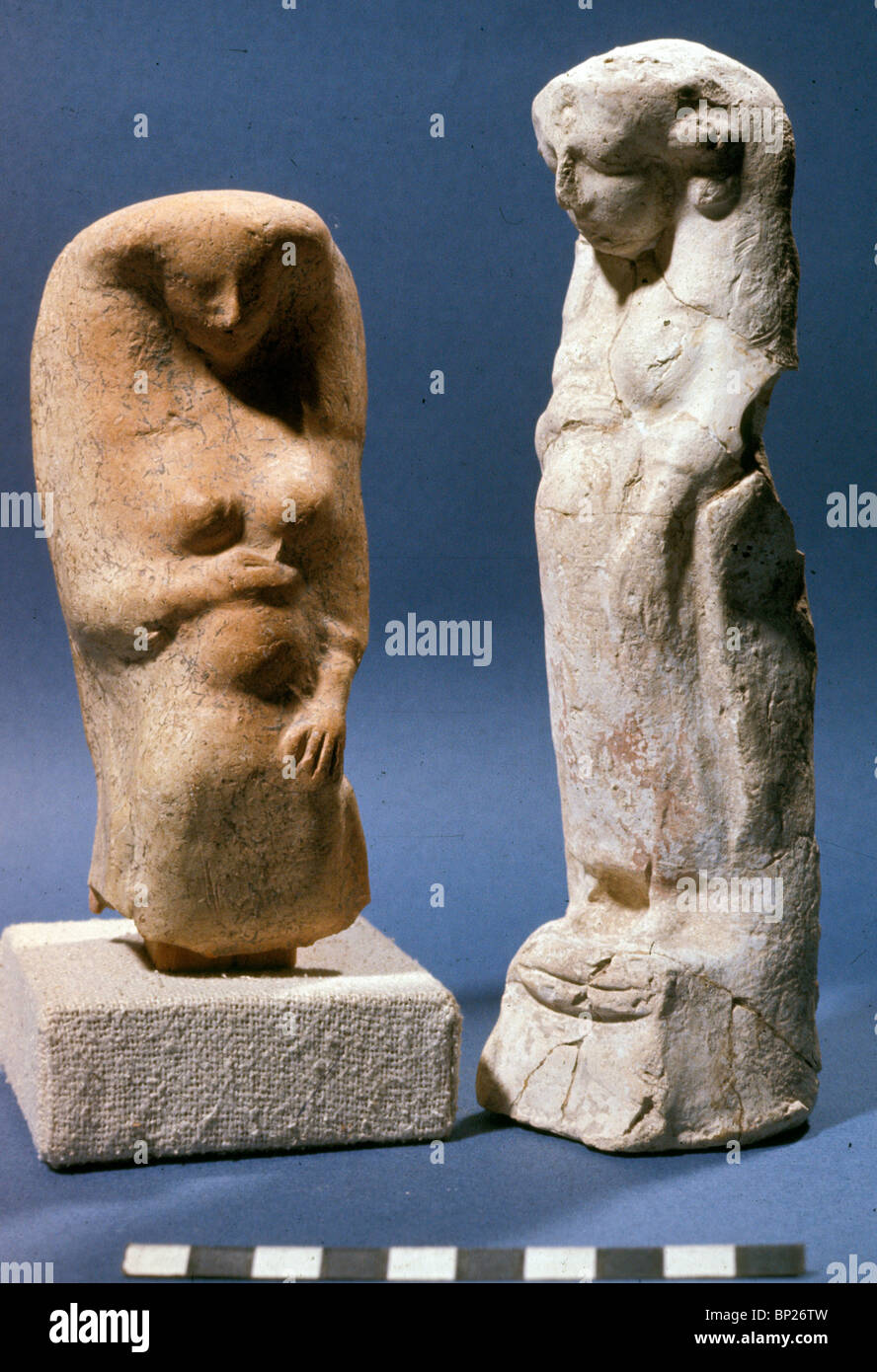 Figurilla de arcilla de una mujer embarazada que datan desde el 7 - 6ª. C. A.C. encontradas en diferentes lugares conectados con la cultura fenicia. Foto de stock