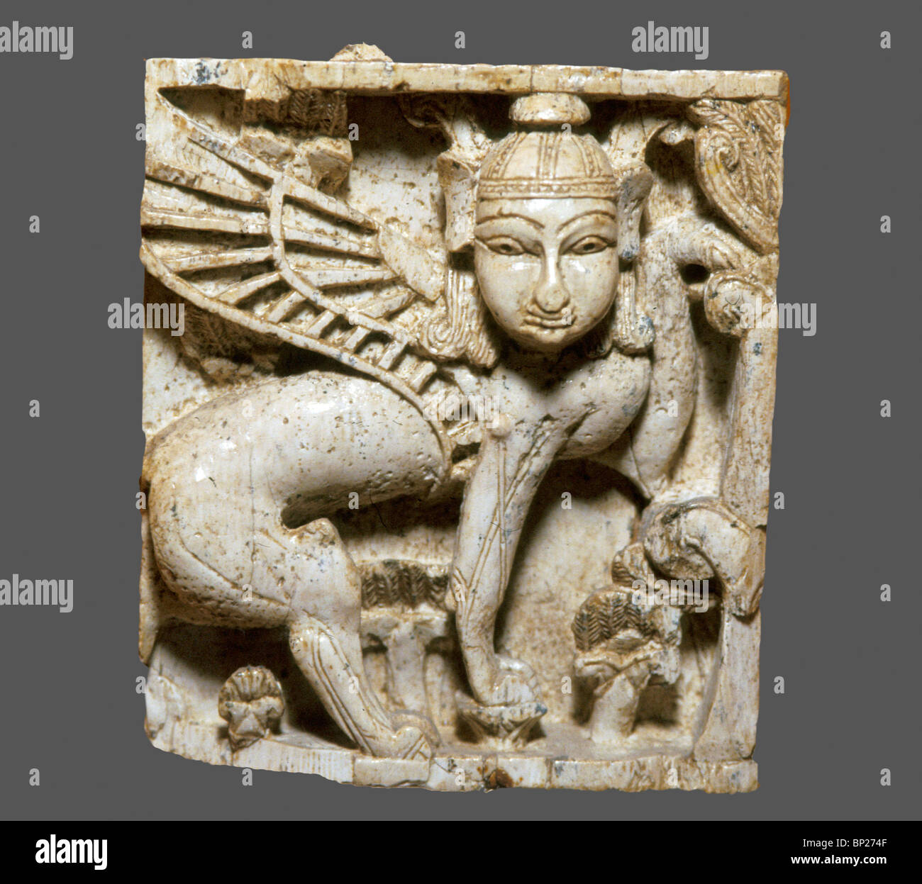 1458. Placa de marfil fenicio, tallado de una esfinge alada, C. 9ª C. BC. Foto de stock