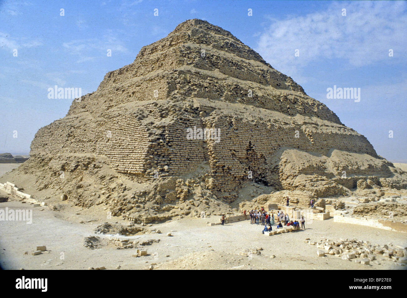 La pirámide escalonada de SAQARA TUMBA DEL REY DJOSER DE LA 3ª. DYNASTY ES LA más antigua de las pirámides que datan de los años 2686 - Foto de stock