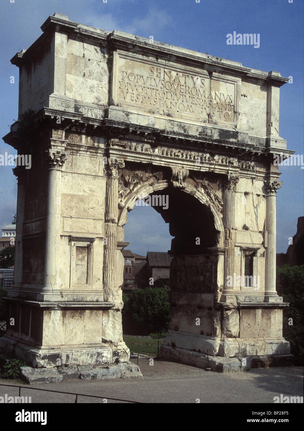 2141. El arco de Tito, construido por el senado romano en el 81 D.C. en el Foro Romano para celebrar la derrota de Judea Foto de stock
