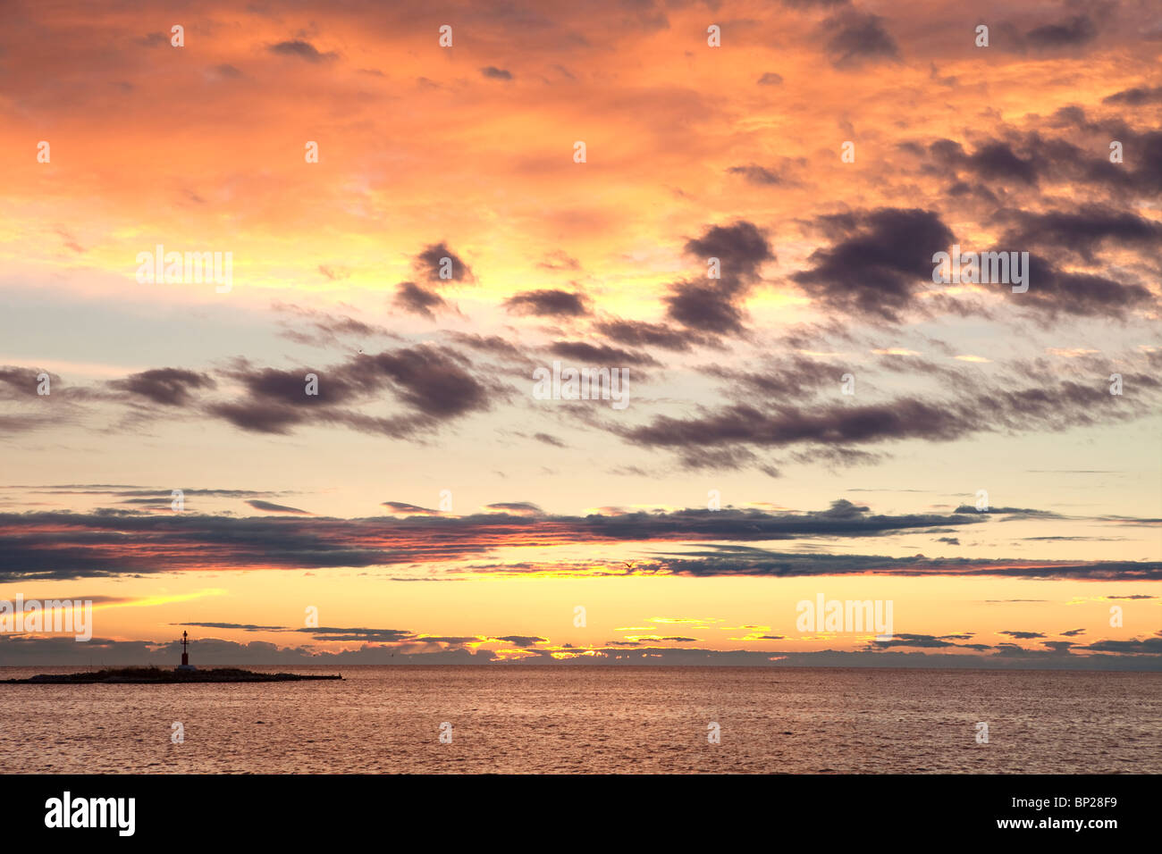 Croacia - El colorido y las nubes del cielo después de la puesta de sol sobre el mar Adriático Foto de stock