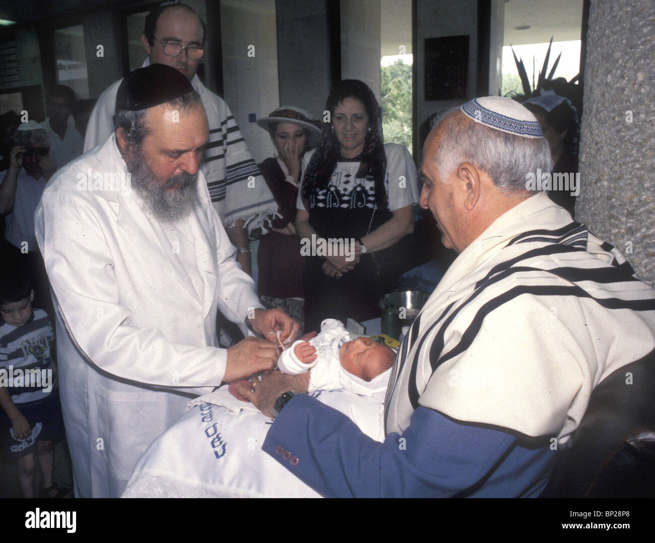 2261. La circuncisión ceremonia, llevada a cabo en el séptimo día después del nacimiento del muchacho. Foto de stock