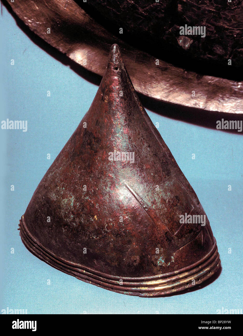 2434. Casco de bronce, Persia, 9 - 8ª. C. A.C. Foto de stock