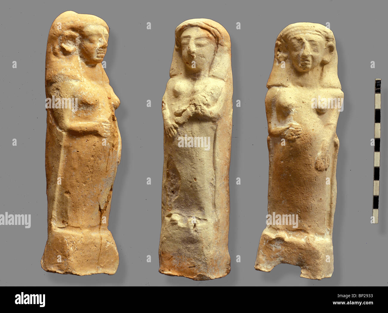 Las estatuillas de terracota de figuras femeninas embarazadas probablemente diosas de fertilidad utilizados para proteger a la mujer embarazada en la casa. Foto de stock