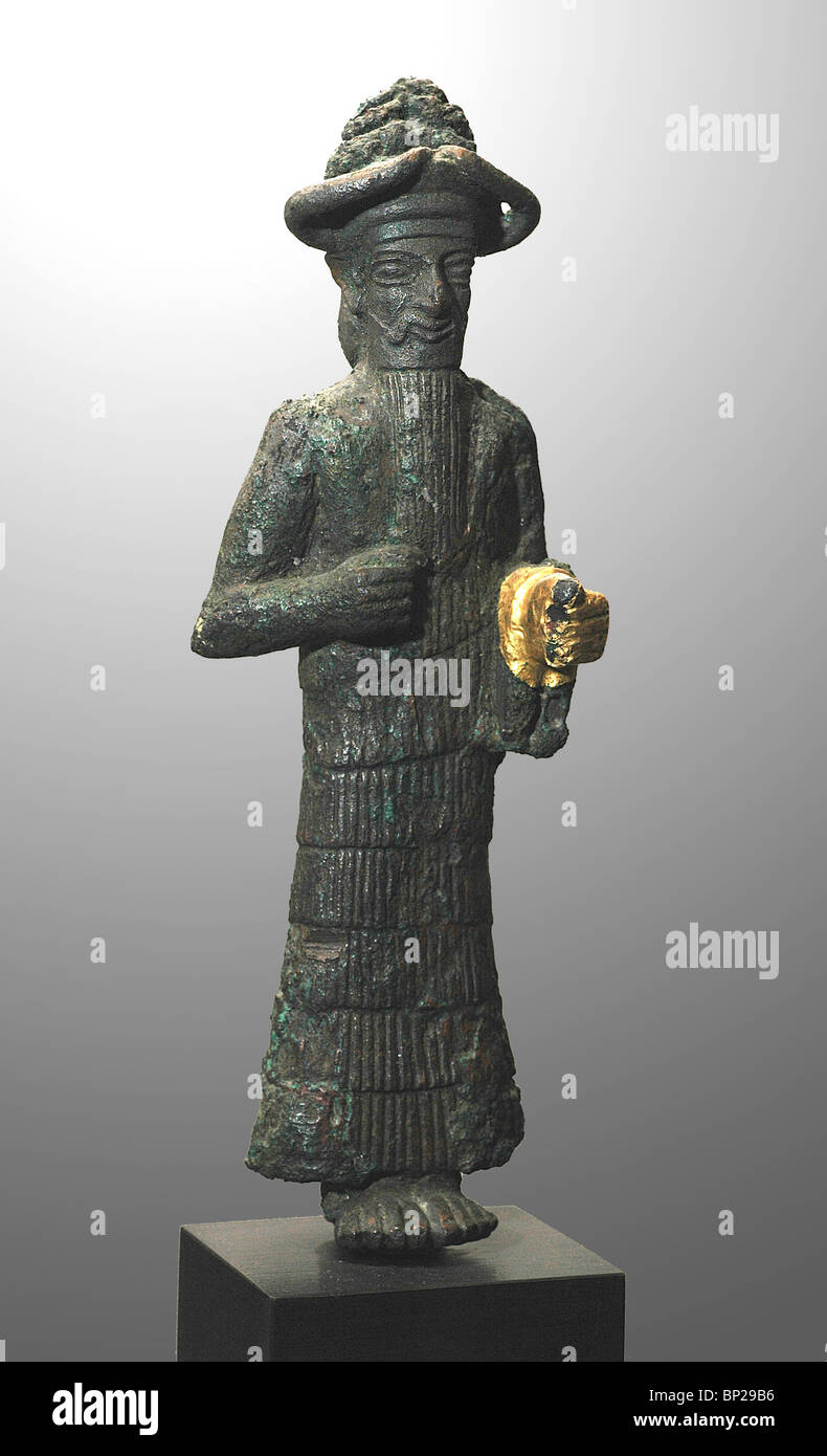 Bronce ELAMITE STATUETE DE UN DIOS CON UNA MANO DE ORO, C. 1800-1700 A.C. hallado en Susa, al suroeste de Irán Foto de stock