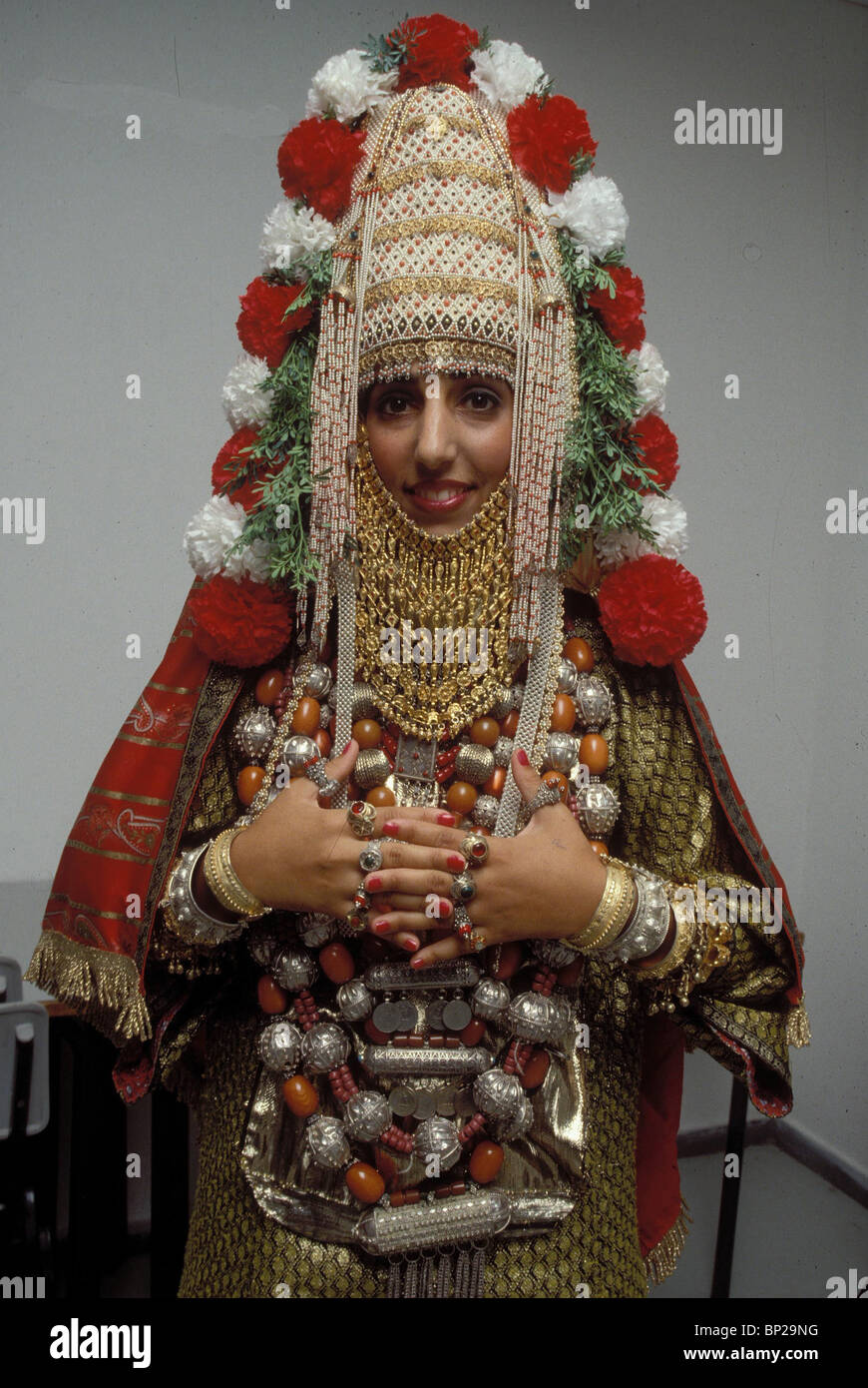 3221. La novia judía yemenita vestidos para su ceremonia de boda en la joyería tradicional y tocado Foto de stock
