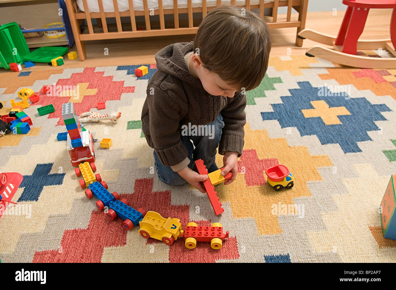 Emile jugando con piezas de Lego Foto de stock