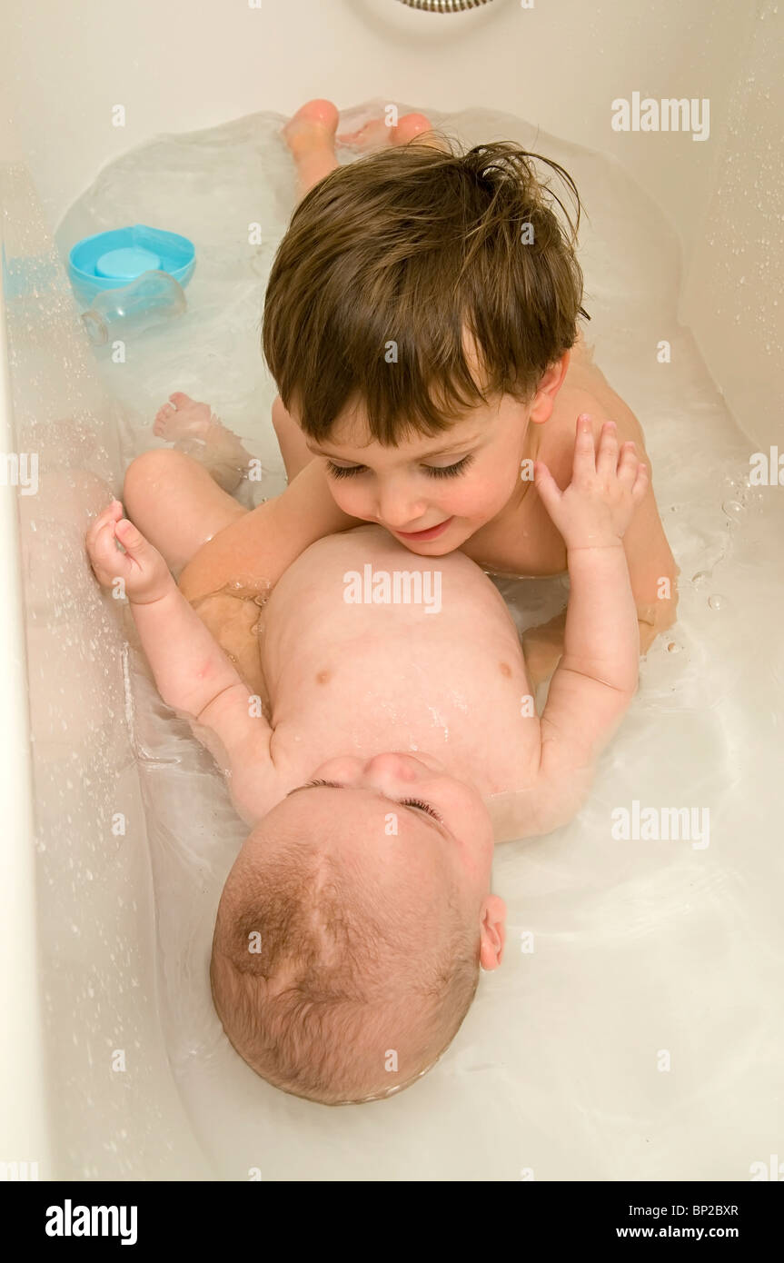 Eloi - 6 meses - y Emile - 2 y 1/2 - juega en la bañera Foto de stock