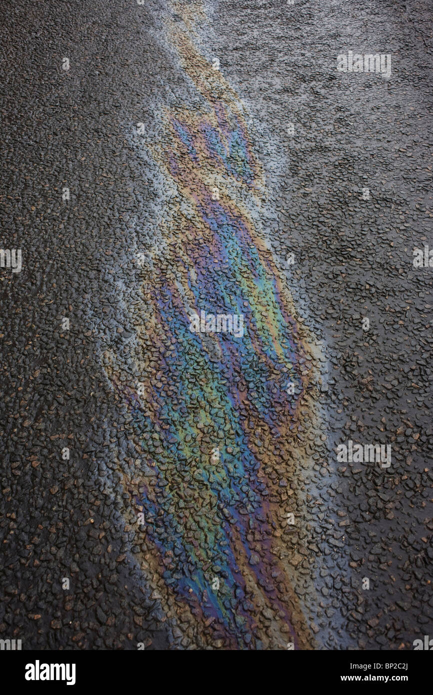 Colores Cromáticos en la superficie de la carretera asfalto en Oban, Escocia. Foto de stock
