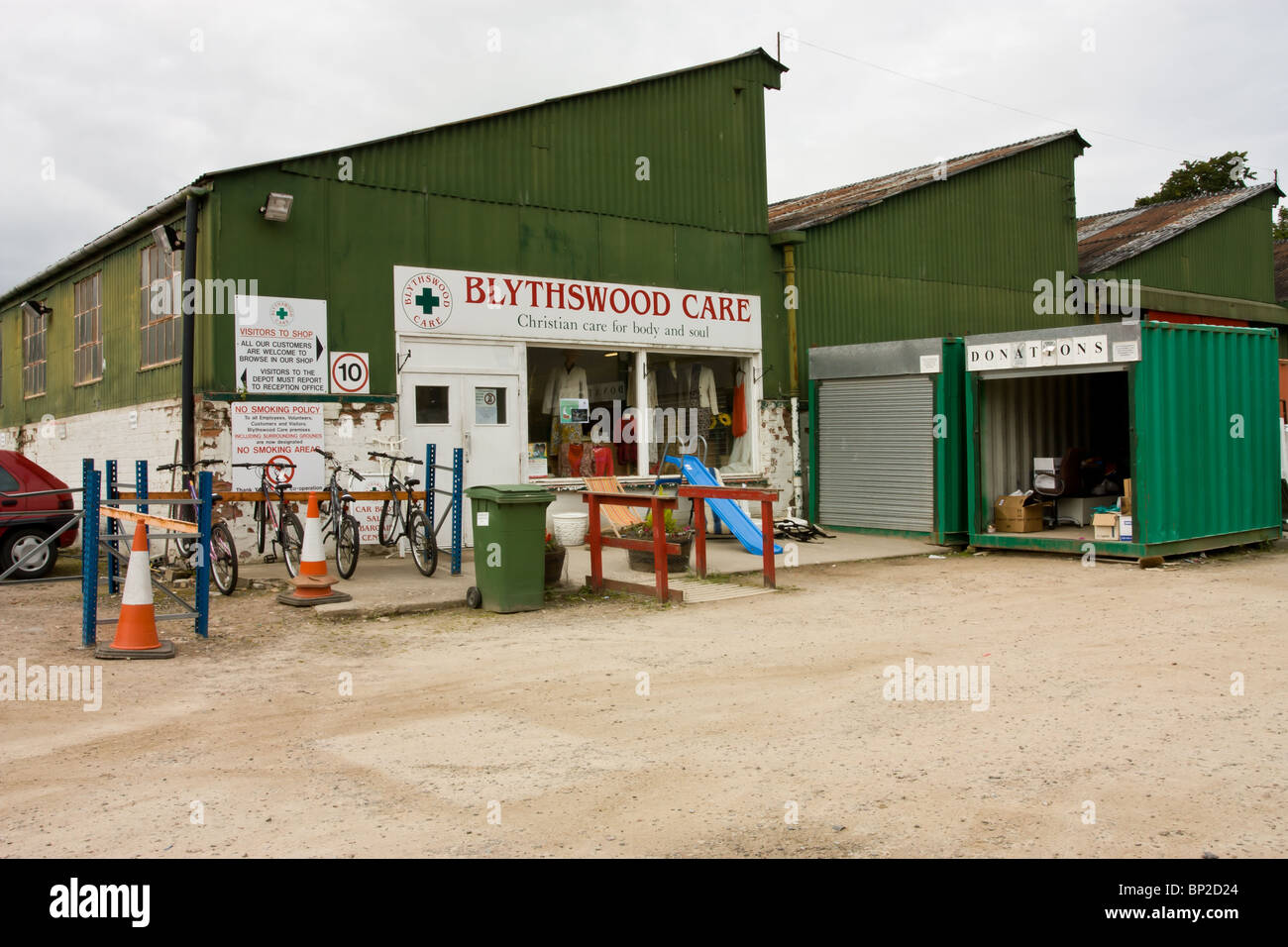 Almacén, tienda benéfica Blythswood Alness en Moray Firth, cerca de Inverness, en las Highlands escocesas. Foto de stock