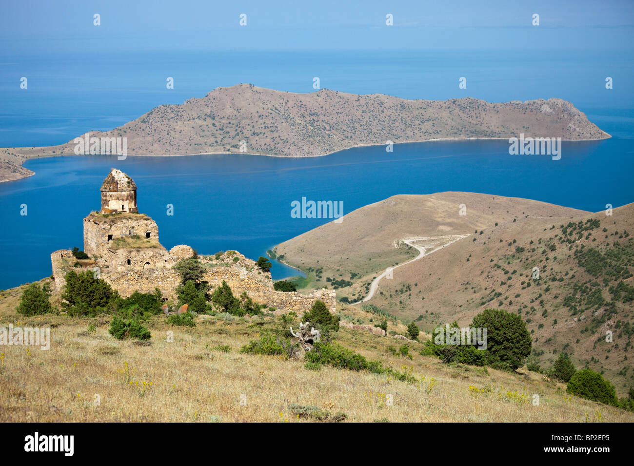 Ruinas de la Iglesia armenia Altinsac en lago Van, Turquía Foto de stock