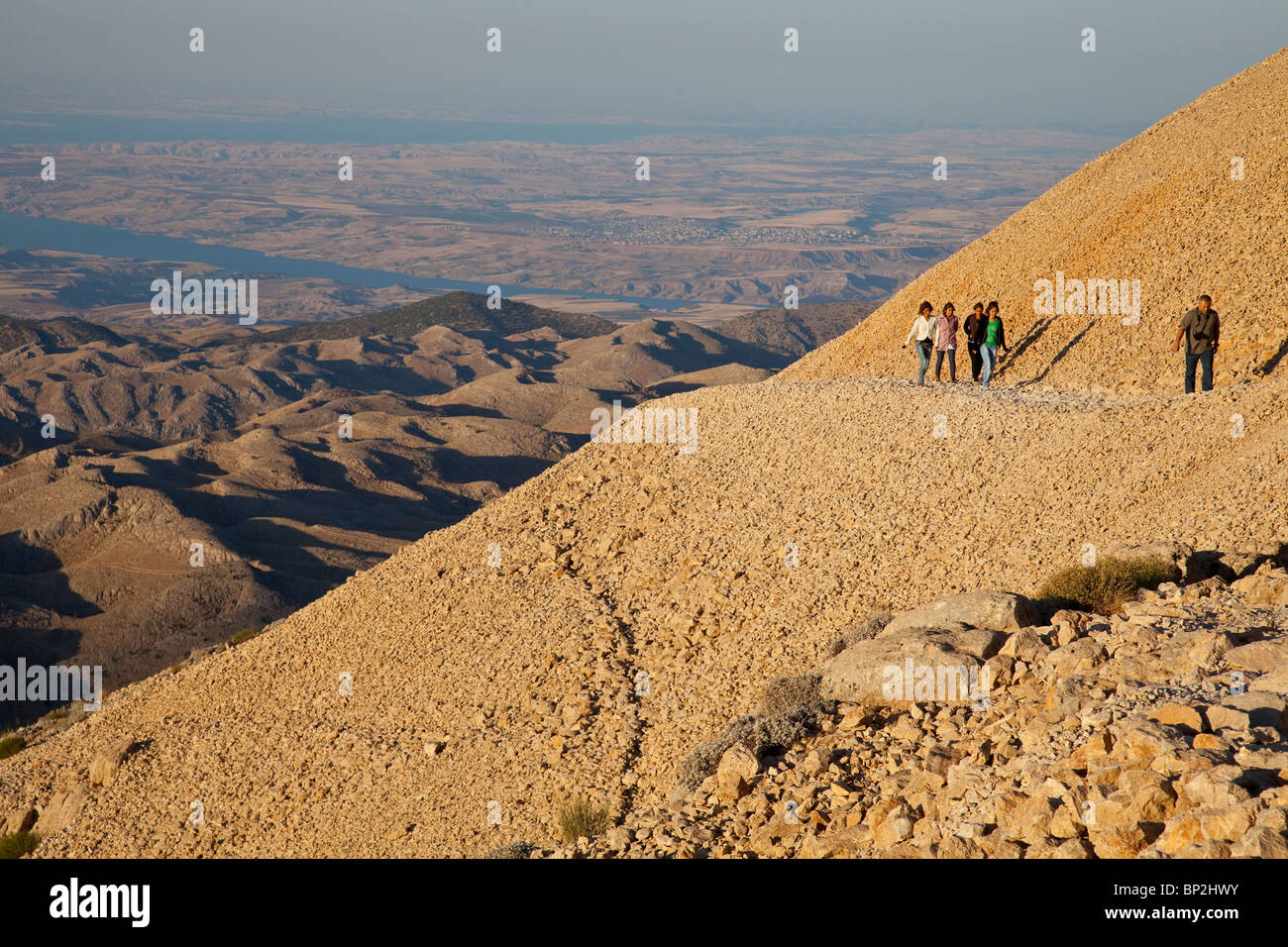 Los turistas caminatas hasta ver el Monte Nemrut temprano en la mañana en Turquía Foto de stock
