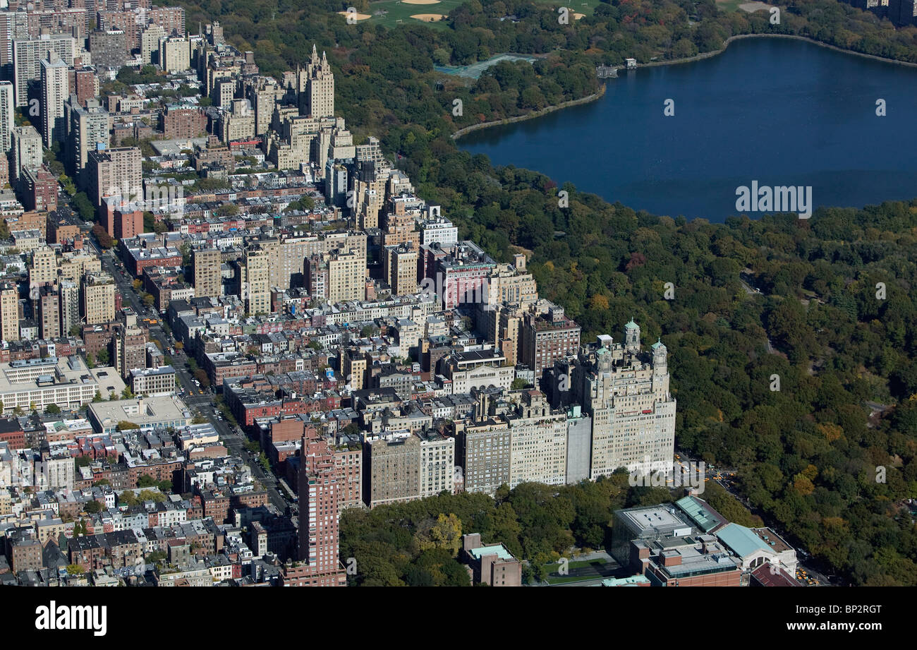 Vista aérea sobre el upper west side de Central Park de Manhattan, Nueva York Foto de stock