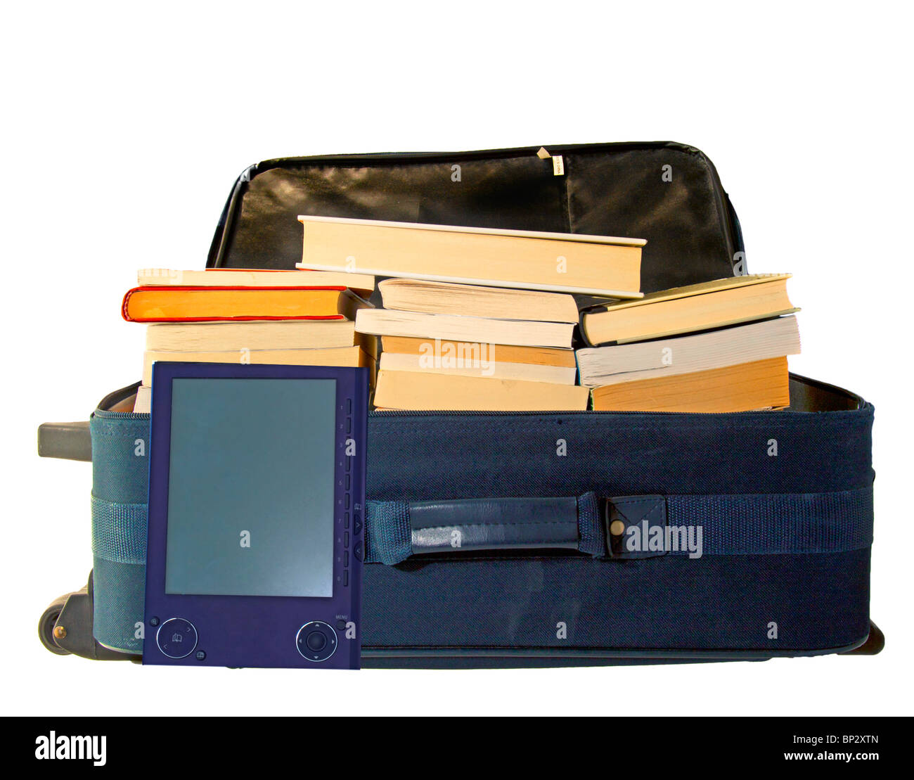 Una maleta azul para viajes completamente lleno de libros junto a un lector de ebooks (Sony PRS505) Foto de stock