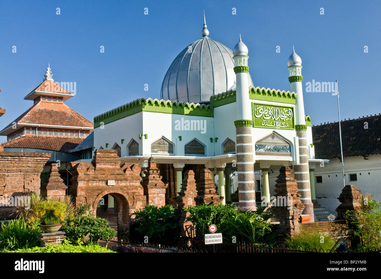 Masjid Menara Kudus en el centro de la isla de Java, Indonesia Foto de stock