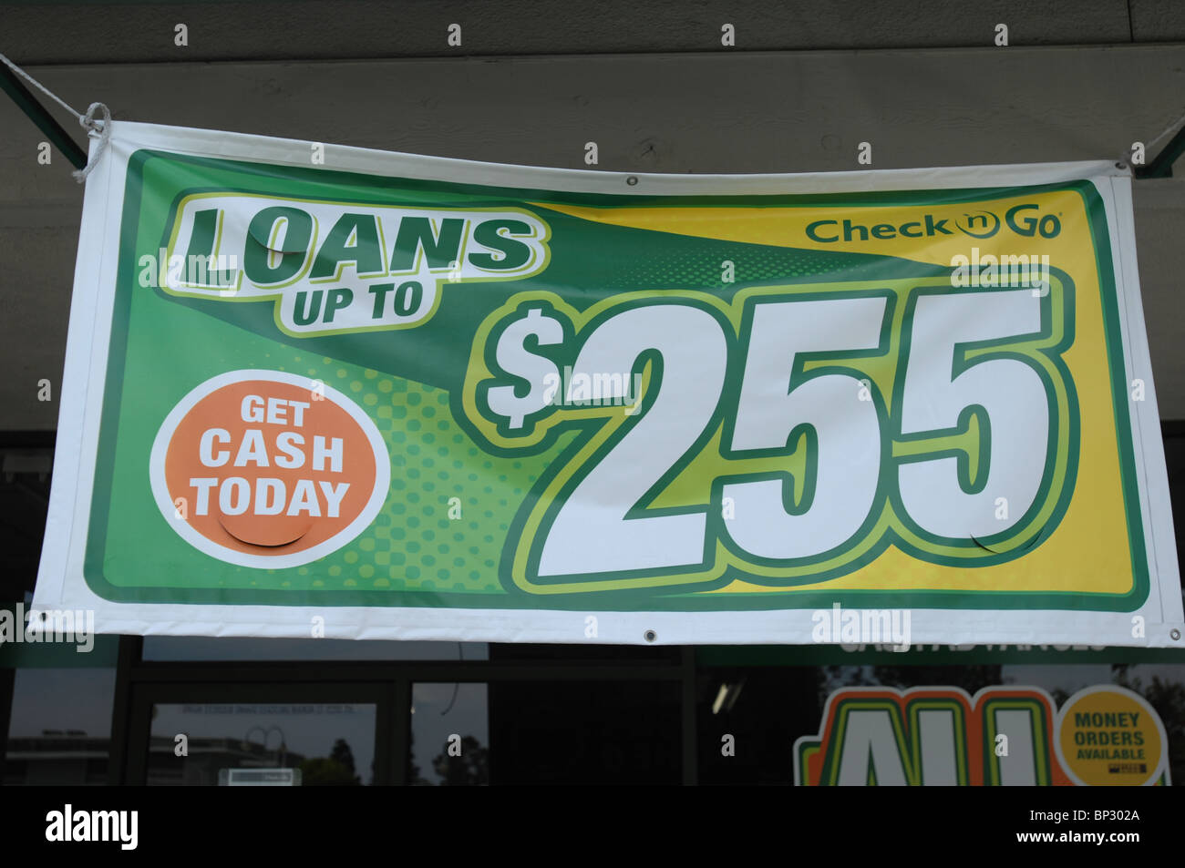 Una tienda de Check & Go en Orange, CA ofrece préstamos de día de pago y otros servicios financieros de alto interés dirigidos a personas de bajos ingresos. Foto de stock