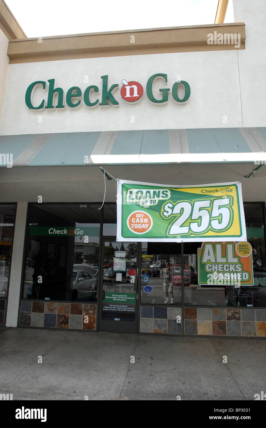 Una tienda de Check & Go en Orange, CA ofrece préstamos de día de pago y otros servicios financieros de alto interés dirigidos a personas de bajos ingresos. Foto de stock
