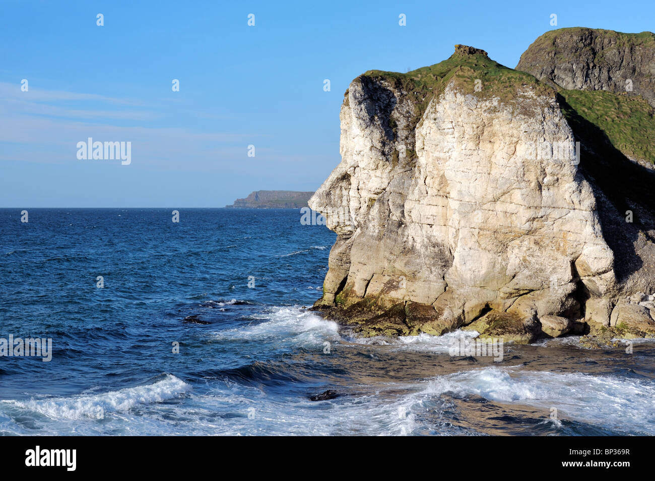 El Jefe de los gigantes acantilado de piedra caliza en el Landmark Rocas Blancas cerca de Portrush, Irlanda del Norte. Mirando al oriente de los Giants Causeway Foto de stock