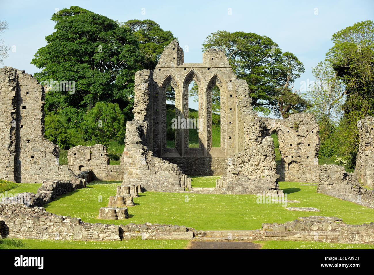 Abadía de pulgada cerca de Downpatrick, en el Condado de Down, Irlanda del Norte. Norman abadía cisterciense fundada 1180 por Juan de Courcy. Foto de stock