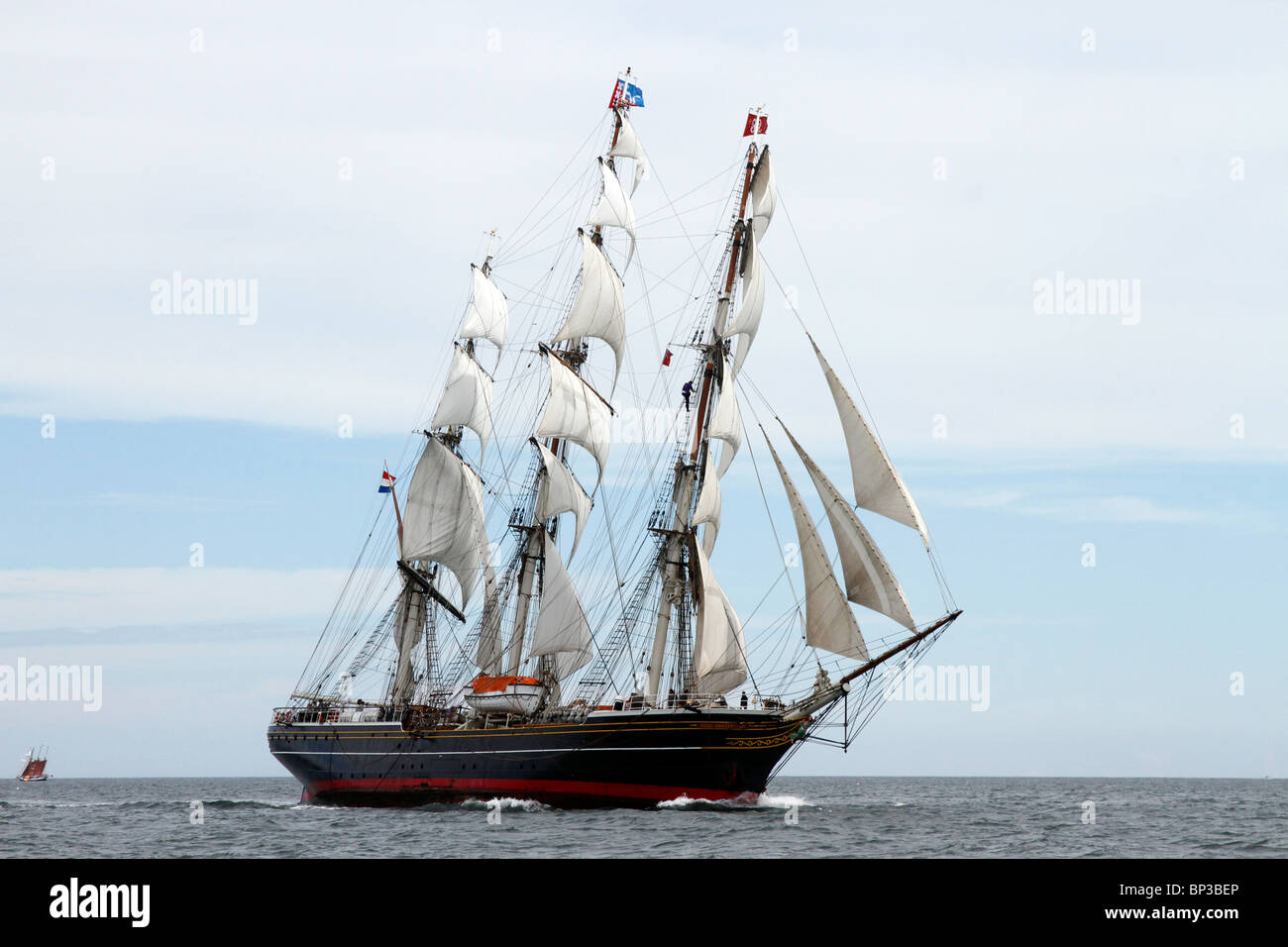 Barco Stad Amsterdam en el mar, un viaje de vela bajo la vela cuadrada. Majestuosos barcos de tres mástiles; 54ª Regata Anual de Barcos Altos, Hartlepool Foto de stock