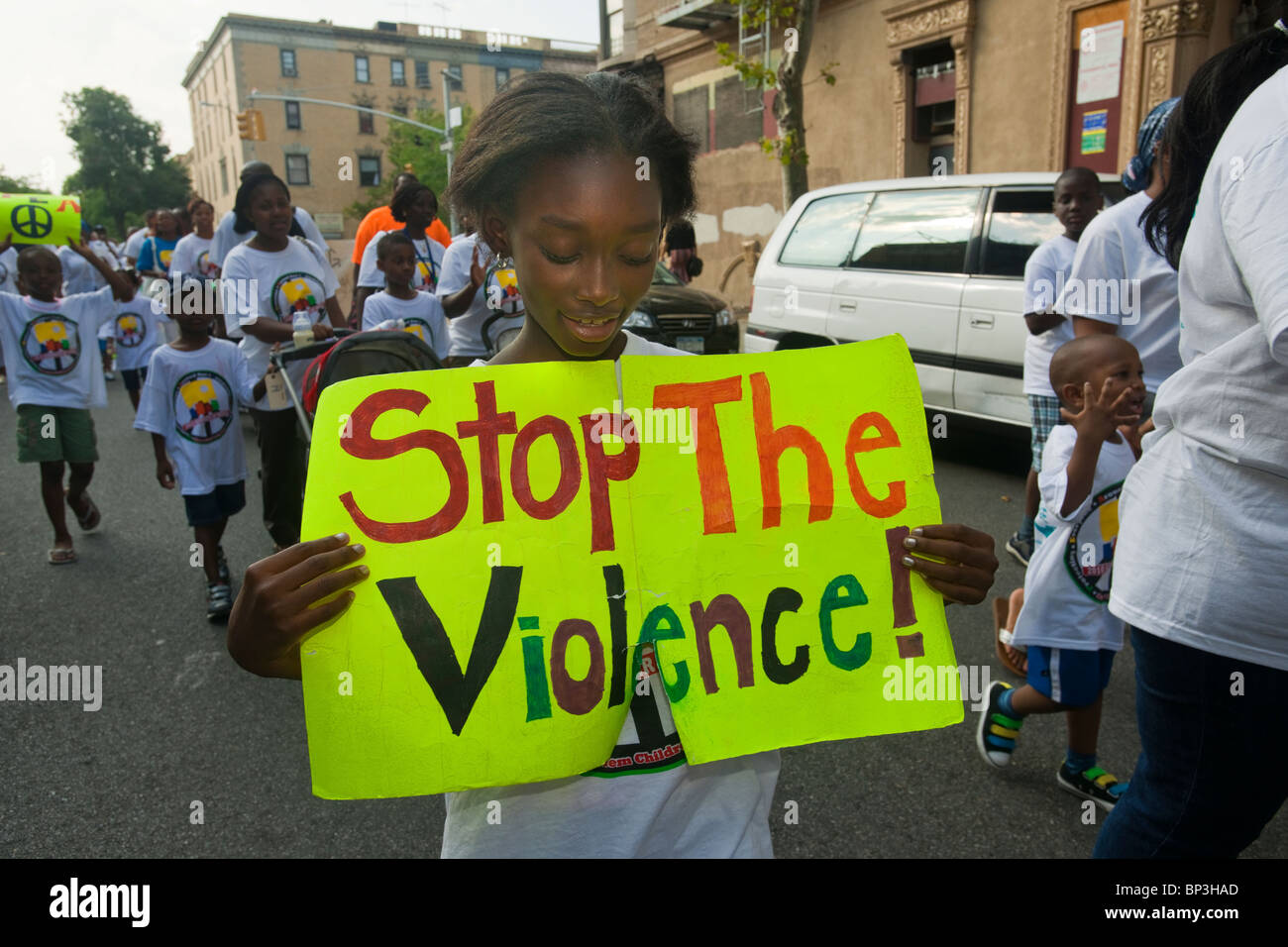 Cientos de marzo por las calles de Harlem en el Harlem Children's Zone de paz anual 16 de marzo en Nueva York Foto de stock