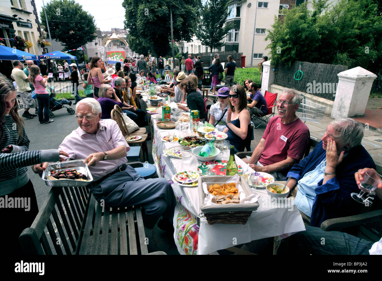 Uno de los muchos "grandes comidas", organizada el 18 de julio de 2010. Esta fue en aumento Ditchling, Brighton. Foto de stock