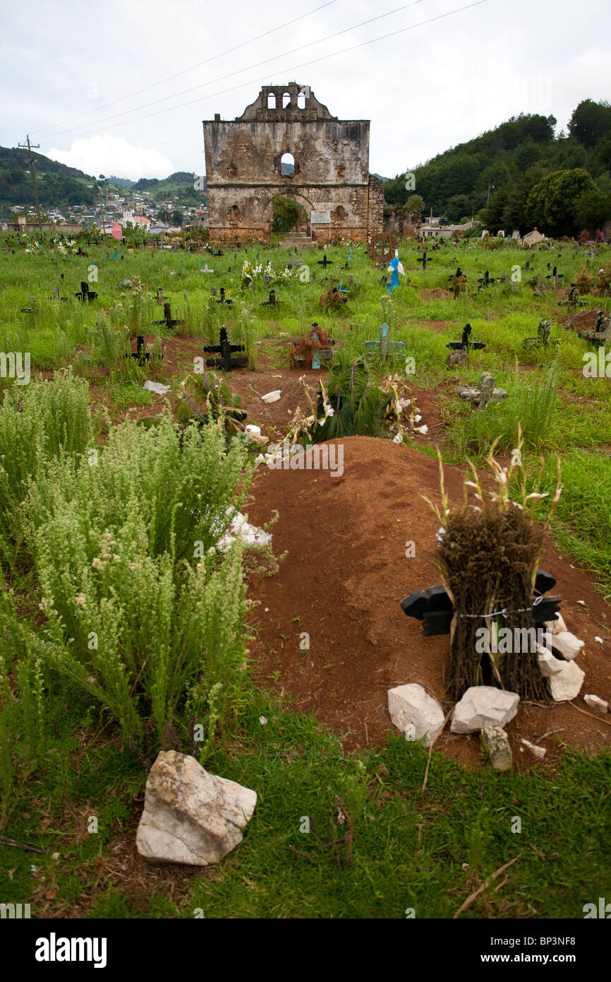 Antigua iglesia abandonada y el cementerio de San Juan Chamula, Chiapas, México Fotografía de stock - Alamy Antigua iglesia abandonada y el cementerio de San Juan Chamula, Chiapas, México Fotografía de stock - Alamy
