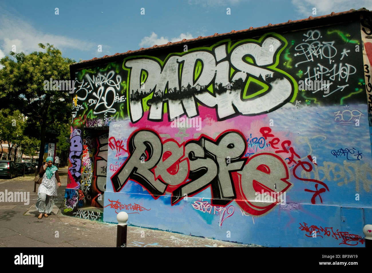 París, Francia, Street Scene, Mujer Árabe caminar, paredes pintadas con  pintura en aerosol, Graffiti 'Street Art' Fotografía de stock - Alamy