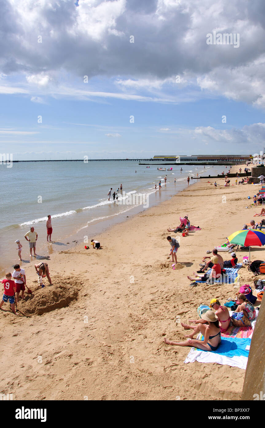 Vista a la playa, Walton-on-the-Naze, Essex, Inglaterra, Reino Unido Foto de stock