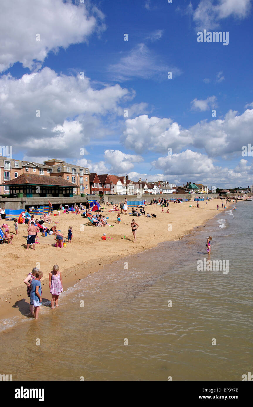 Vista a la playa, Walton-on-the-Naze, Essex, Inglaterra, Reino Unido Foto de stock